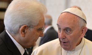 Papa Francesco e Sergio Mattarella in Vaticano, 18 aprile 2015. POOL ANSA : MAURIZIO BRAMBATTI