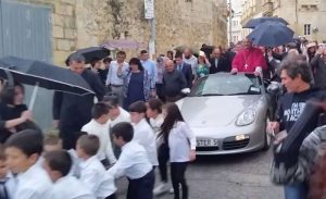 l-arcivescovo-gwann-sultana-si-presenta-con-la-porsche-in-processione-1-1082140