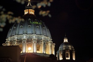 Iginio De Luca, Proiezione laser della scritta ³Lavami² sulla cupola di S. Pietro, Roma, venerdì 5 novembre 2010, ore 22.00