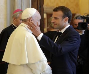 French President Emmanuel Macron (R) shakes hands and greets Pope Francis at the end of their private audience, Vatican City, 26 June 2018. ANSA/ ALESSANDRA TARANTINO/AP/POOL