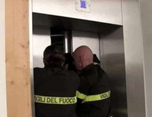 vigili-del-fuoco-liberano-turisti-bloccati-in-ascensore-1034116